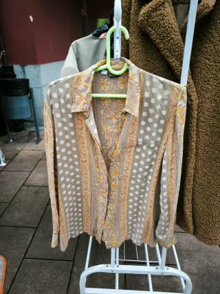 Camisa beige y amarilla con estampado