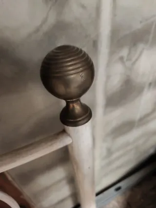 Cabecero de forja blanco con detalles dorados