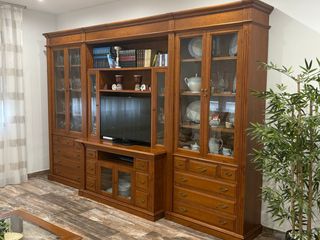 Mueble de salón de madera y cristal