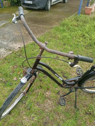 Bicicleta de paseo negra