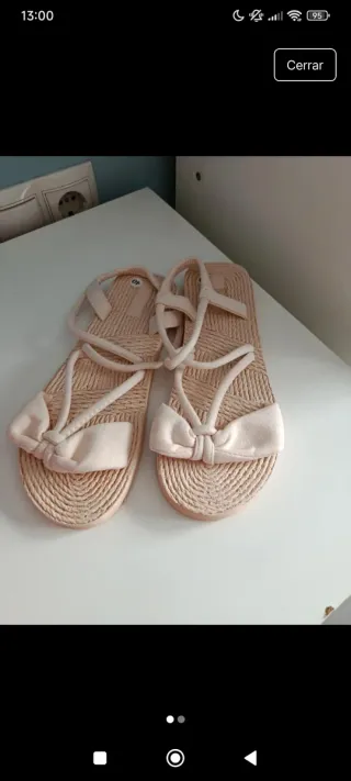 Sandalias planas beige y rosa