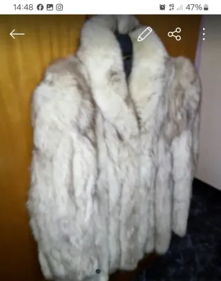 Chaquetón de pelo gris y blanco