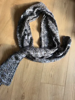 Foulard estampado marrón y gris