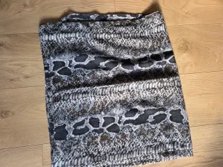 Foulard estampado marrón y gris
