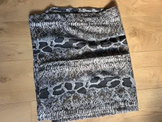 Foulard estampado marrón y gris