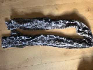 Foulard estampado marrón y gris