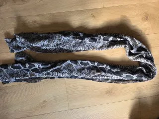 Foulard estampado marrón y gris