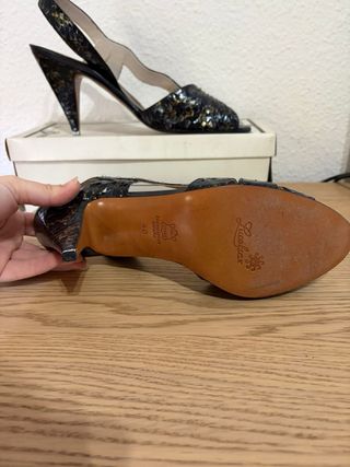 Zapatos de tacón Lucalsax negros y dorados
