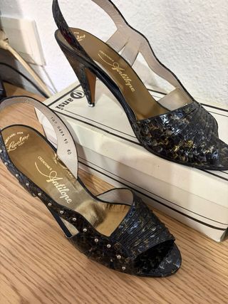 Zapatos de tacón Lucalsax negros y dorados