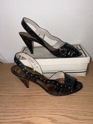 Zapatos de tacón Lucalsax negros y dorados