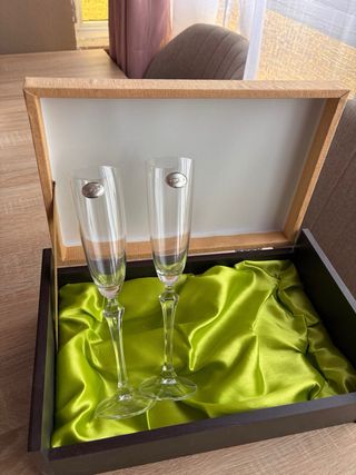 Copas de champán grabadas con alianzas