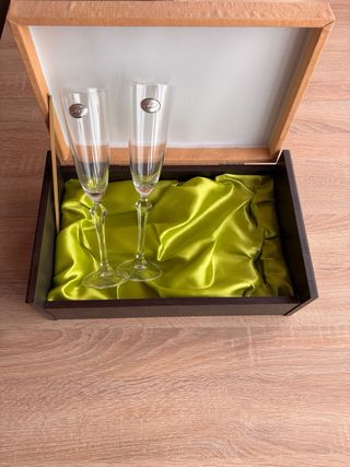 Copas de champán grabadas con alianzas