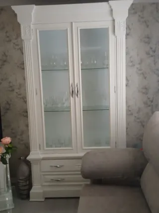 Vitrina de madera maciza con puertas de cristal