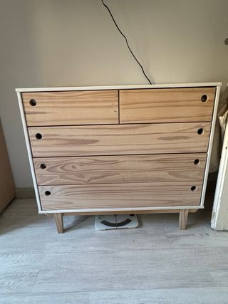 Cómoda blanca y madera clara