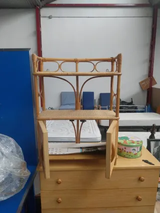 Estantería de mimbre y madera