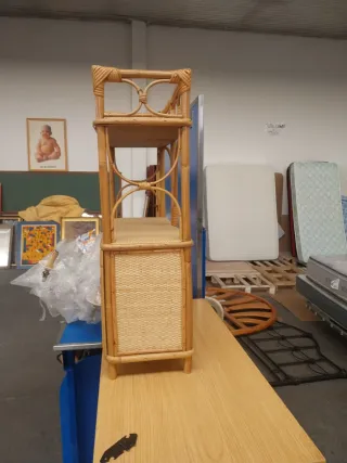 Estantería de mimbre y madera