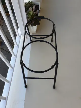 Soporte doble para macetas de hierro