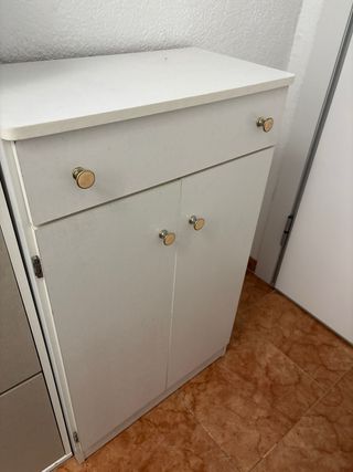 Zapatero blanco con tiradores dorados