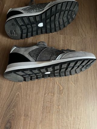 Zapatillas grises y plateadas un solo uso
