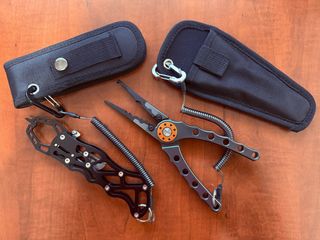 Alicates y pinza de pesca con fundas