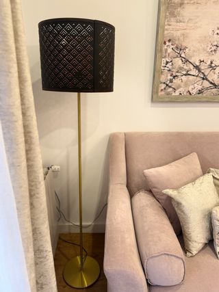 Lámpara de pie dorada pantalla negra