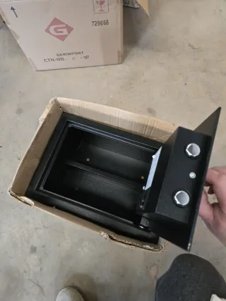 Caja fuerte con teclado numérico y llave