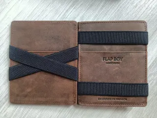 Cartera de piel marrón para caballero.