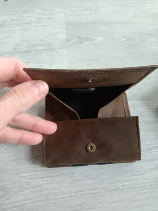 Cartera de piel marrón para caballero.