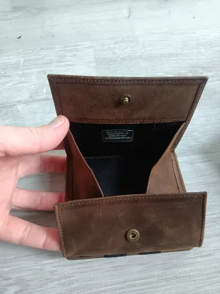 Cartera de piel marrón para caballero.