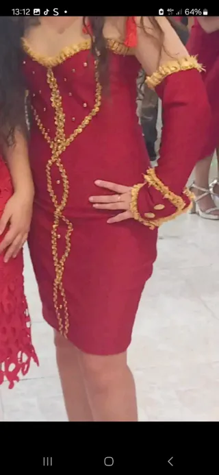 Vestido rojo con detalles dorados