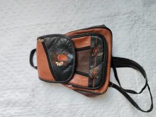 Mochila de cuero (negra y marrón) con bordado flor
