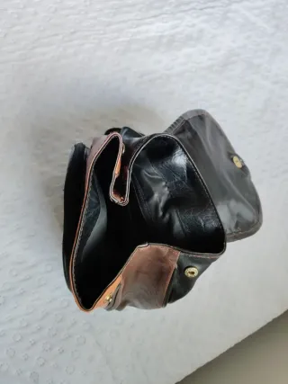 Mochila de cuero (negra y marrón) con bordado flor