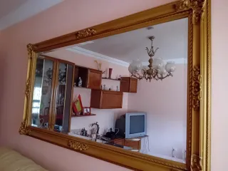 Espejo grande dorado con marco tallado