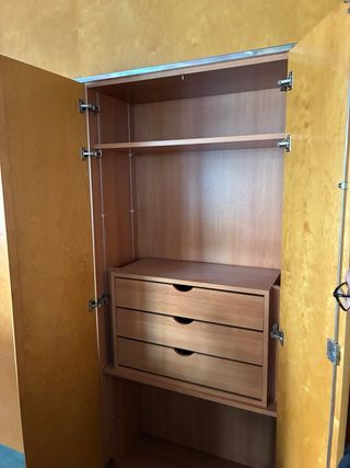 Armario de madera con estantes (buena madera)