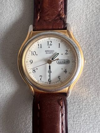 Seiko Quartz clásico con día y fecha –para revisar