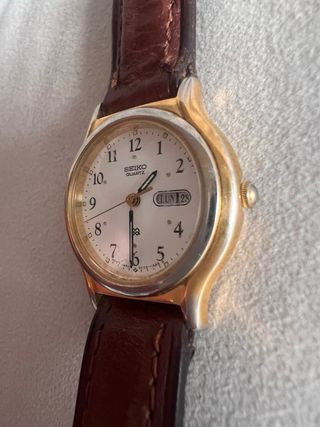 Seiko Quartz clásico con día y fecha –para revisar