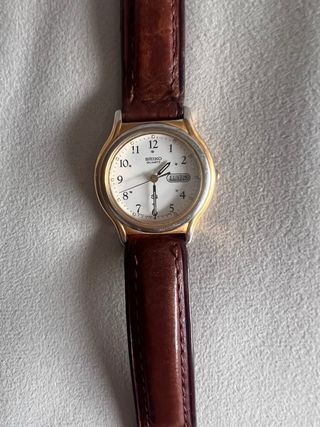 Seiko Quartz clásico con día y fecha –para revisar