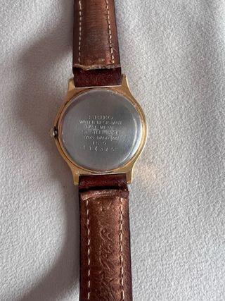 Seiko Quartz clásico con día y fecha –para revisar