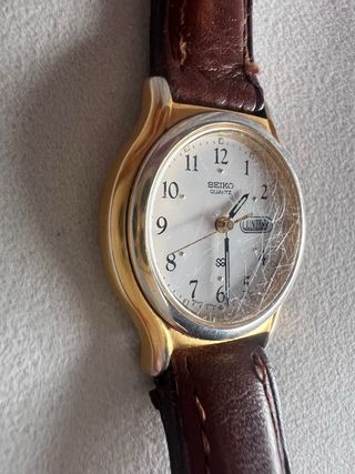 Seiko Quartz clásico con día y fecha –para revisar