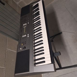 Pianola Yamaha con supporto