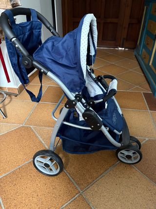 Coche de muñecas azul casi nuevo y se pliega