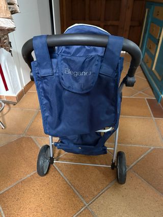Coche de muñecas azul casi nuevo y se pliega