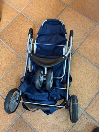 Coche de muñecas azul casi nuevo y se pliega