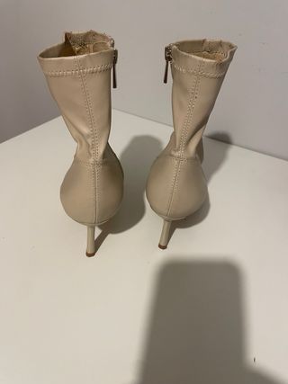 Botines crema Stradivarius talla 38