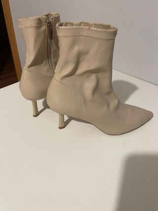 Botines crema Stradivarius talla 38