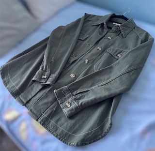 Camisa verde militar con botones
