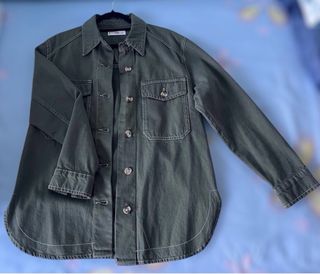 Camisa verde militar con botones