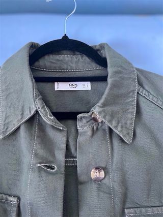 Camisa verde militar con botones