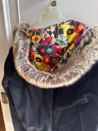 Cazadora Roxy Negra con Forro Estampado.