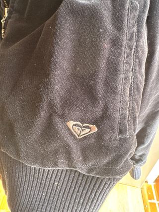 Cazadora Roxy Negra con Forro Estampado.